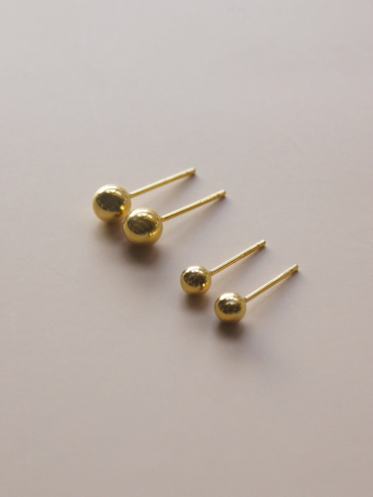 Jacqueline - Ball Ear Studs