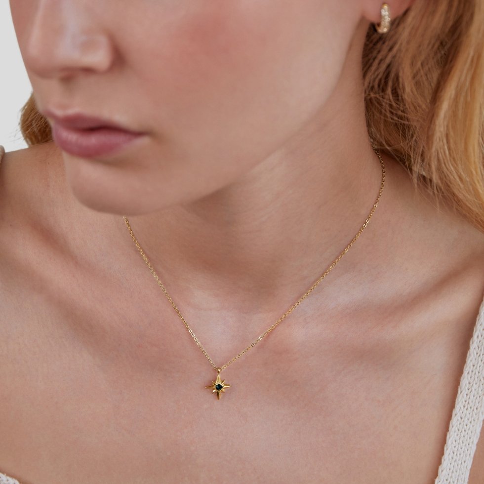 Celestia – Necklace star guide in emerald crystal