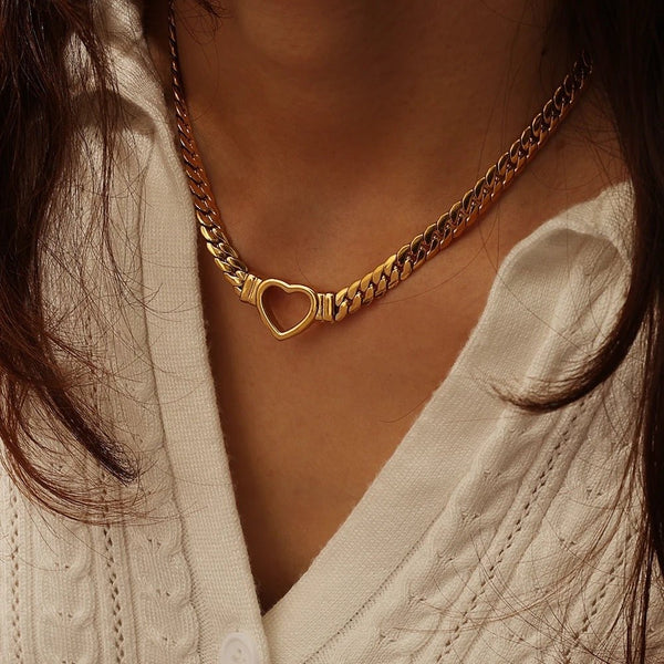 Ara – Heart Necklace in Gold