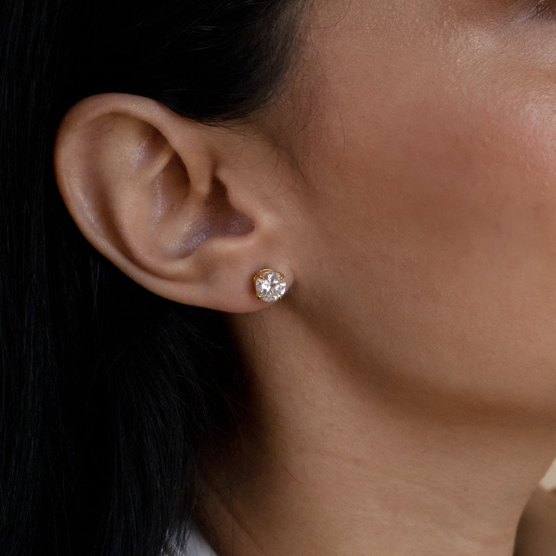 Classic Diamond Stud Earrings - Earrings Featuring Round Stone