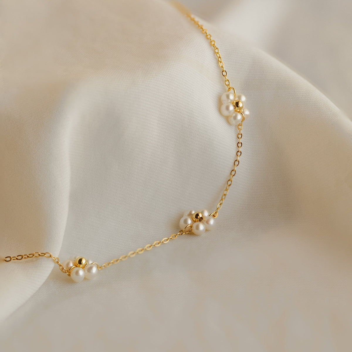 Daisy Necklace featuring Pearls - Floral Design with Pearls