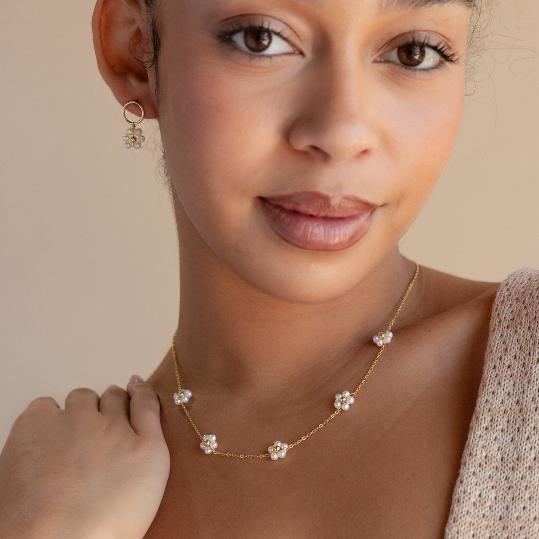Daisy Necklace featuring Pearls - Floral Design with Pearls