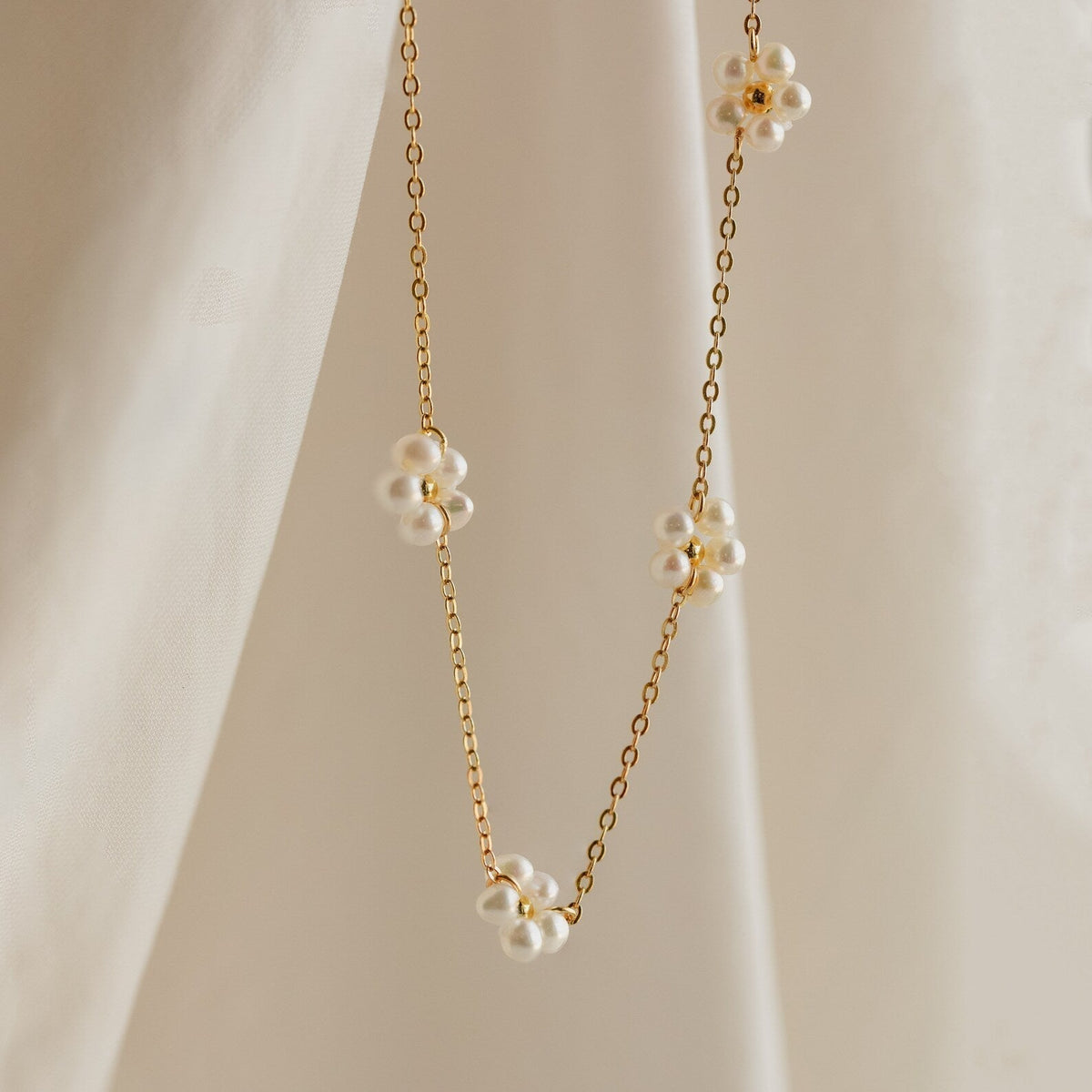 Daisy Necklace featuring Pearls - Floral Design with Pearls