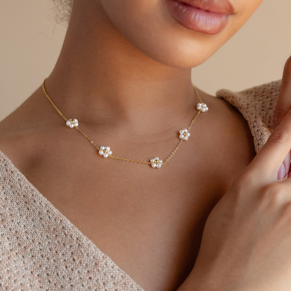 Daisy Necklace featuring Pearls - Floral Design with Pearls