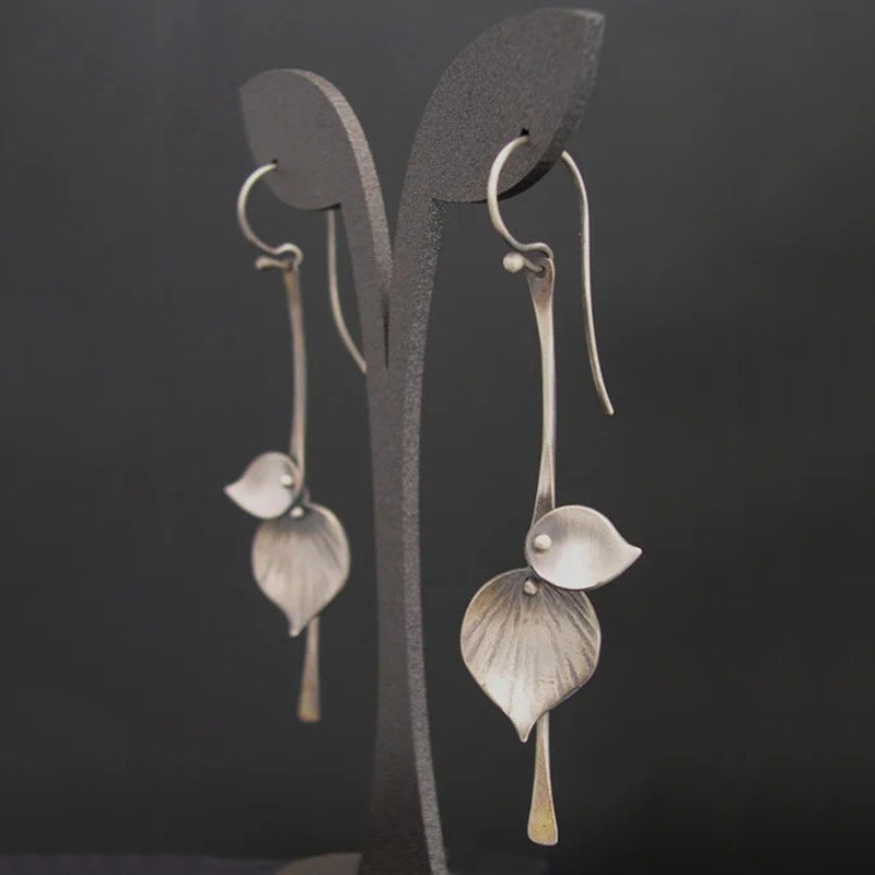 Alira – Vintage Leaf Earrings in Silver