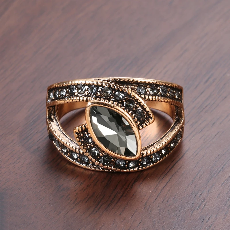 Amena – Chic Ring of Dark Crystal
