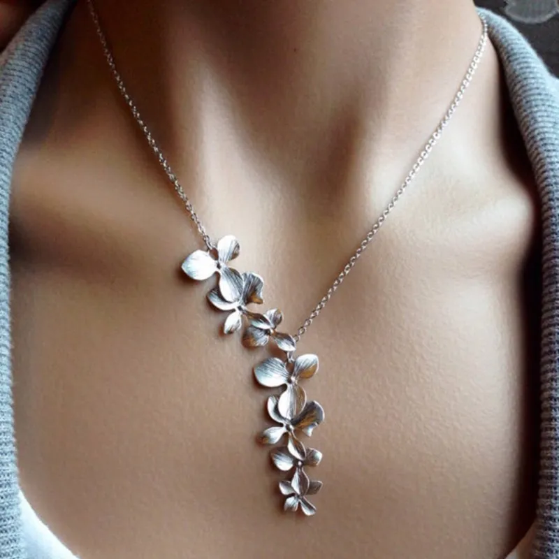Aurore – Classic Silver Flower Necklace