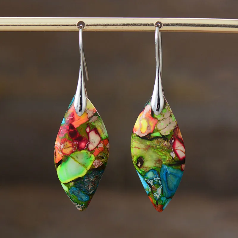 Soraya – Vintage Earrings Featuring Bright Stones