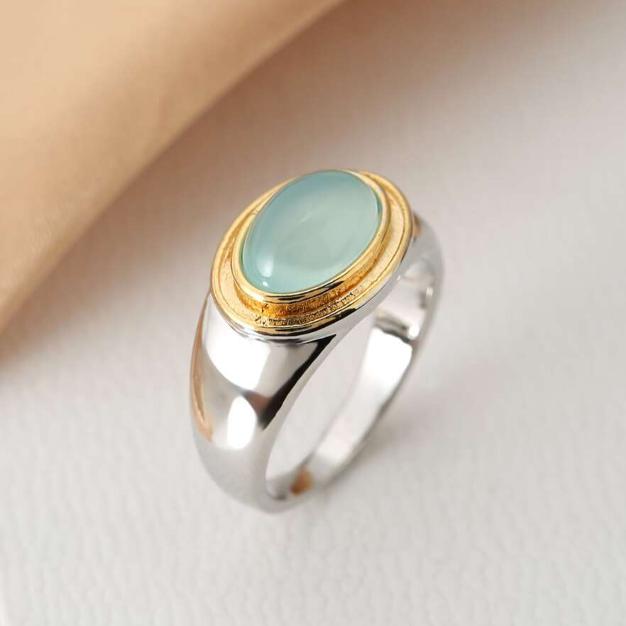 Gabi – Retro ring featuring green moonstone