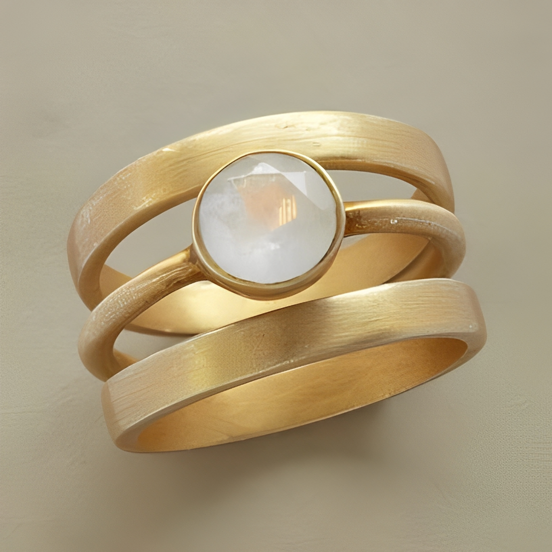 Jaira – Vintage Yellow Gold Ring with Integrated Moonstone