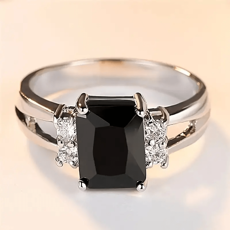 Ravenna – Vintage ring featuring a shimmering onyx
