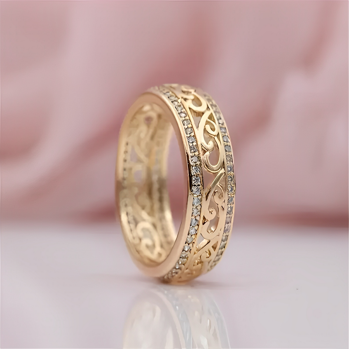Jevy – Broad Ring in Gold with Openings