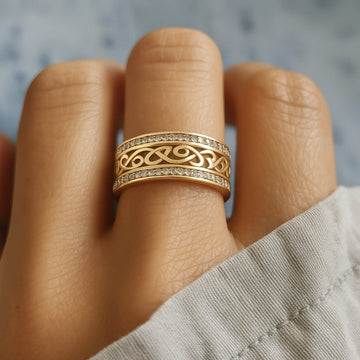 Jevy – Broad Ring in Gold with Openings