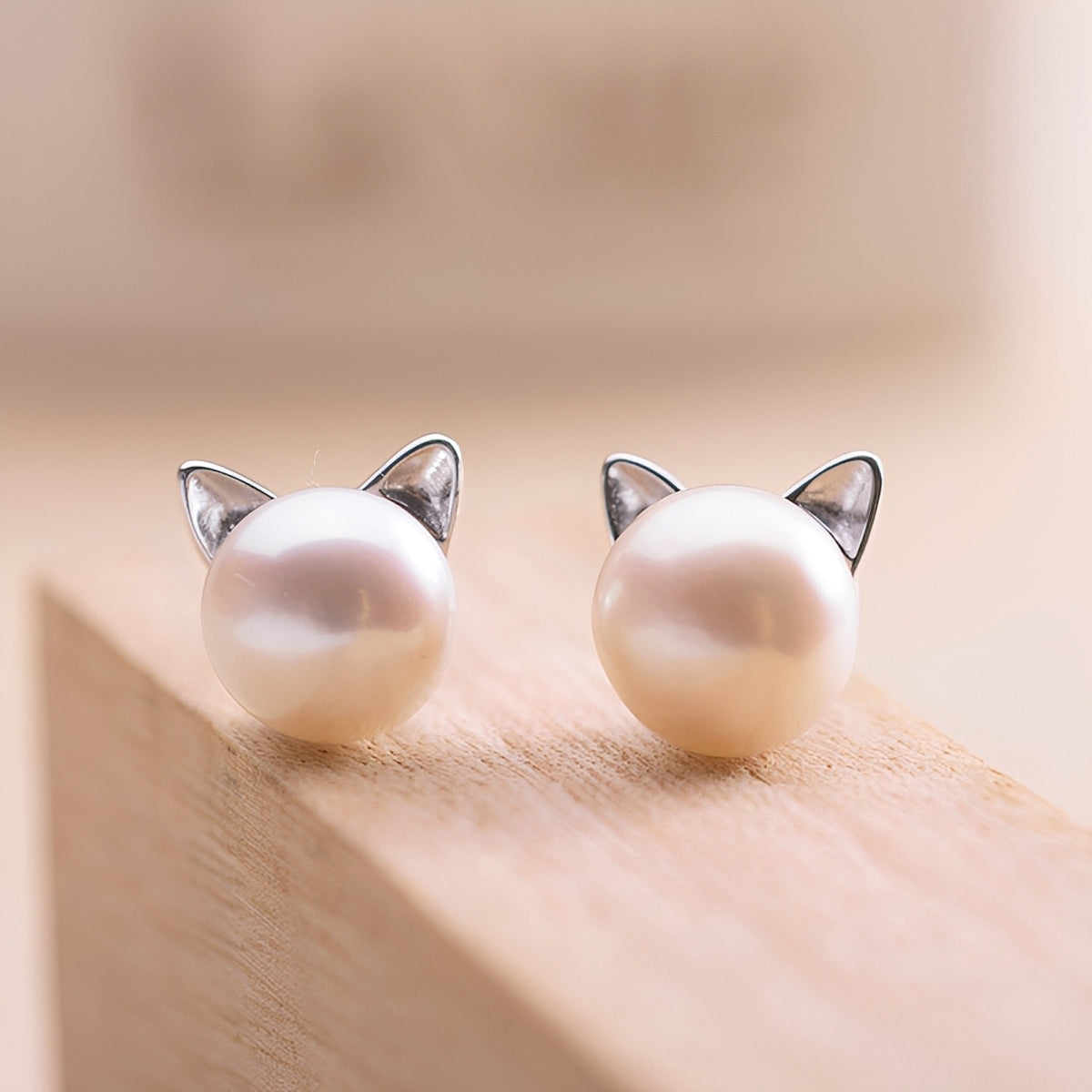 Nori – Earrings featuring chatons and pearls crafted from silver