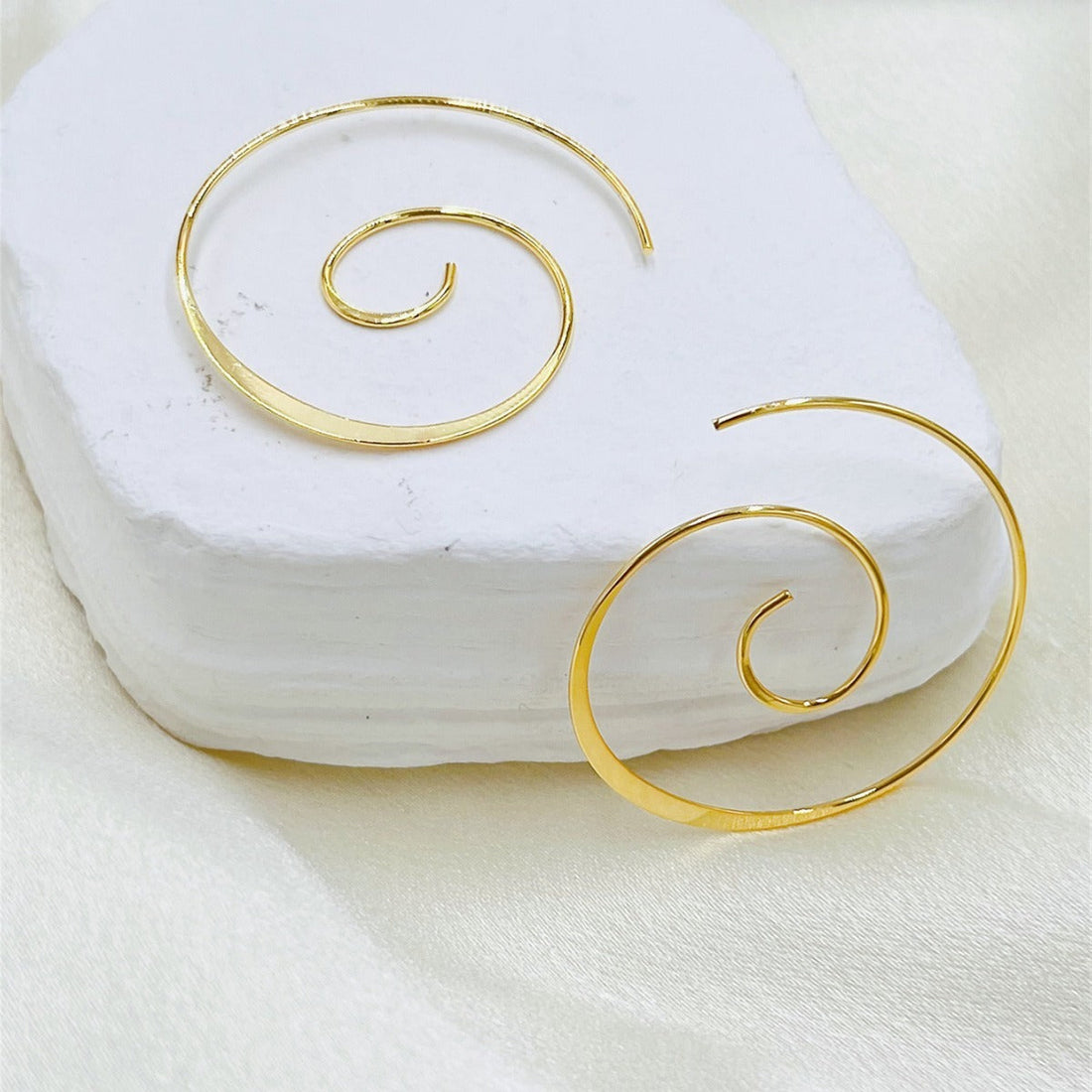 Yara – Bohemian spiral earrings in silver