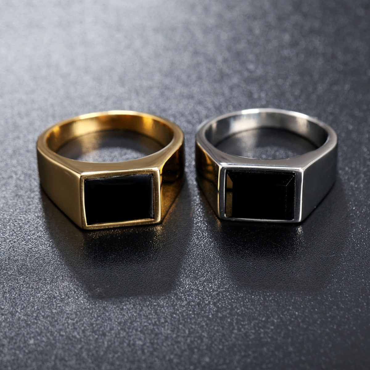 Daro – Men's Signet Ring Featuring Black Stone