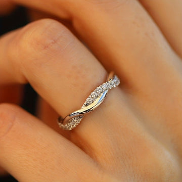 Livia – Cross Ring in Fashion Chic