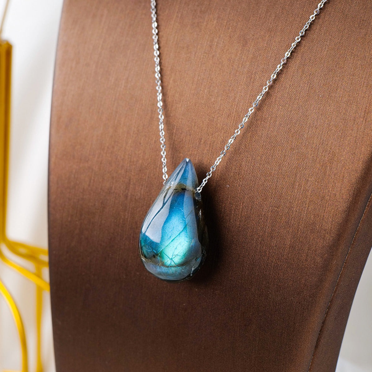 Clara – Lagoon Necklace in Labradorite