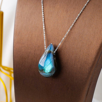Clara – Lagoon Necklace in Labradorite