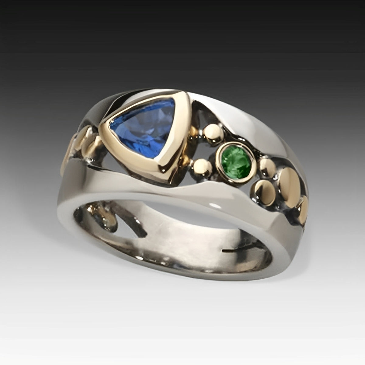Ricca – Vintage Ring with Dazzling Blue Gemstone
