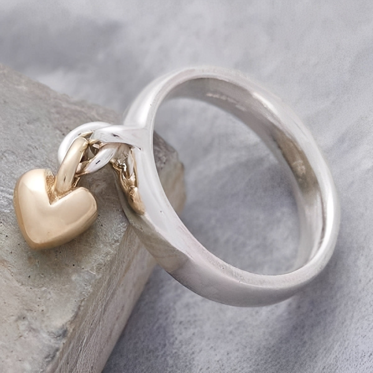 Miriam – Vintage silver ring featuring a hanging heart