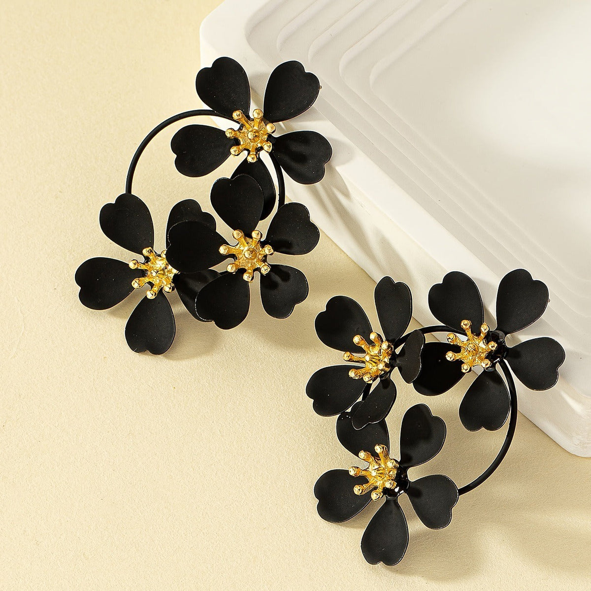 Noelia – Vintage Hanging Earrings Black Flower