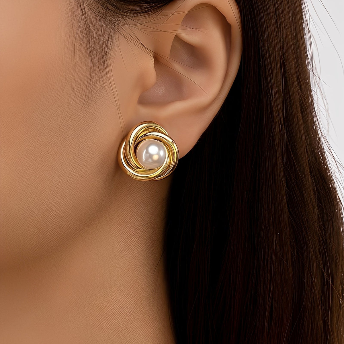 Krisna – Chic Gold Earrings with Pearls
