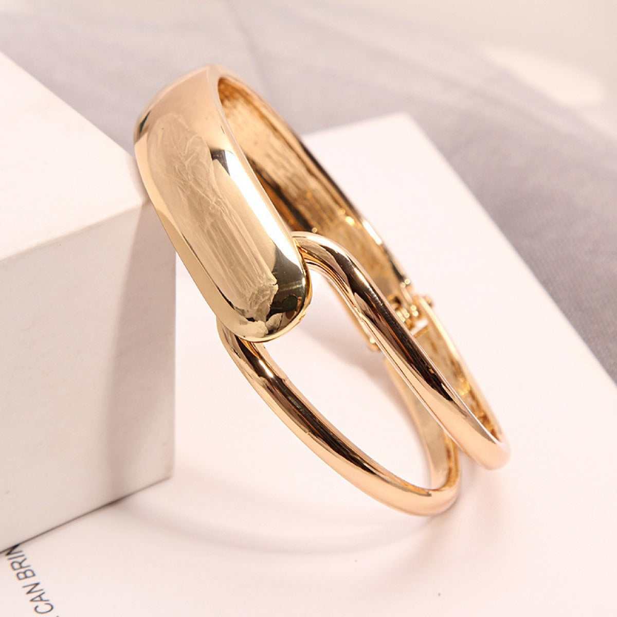 Alyssa – Trendy Golden Bracelet