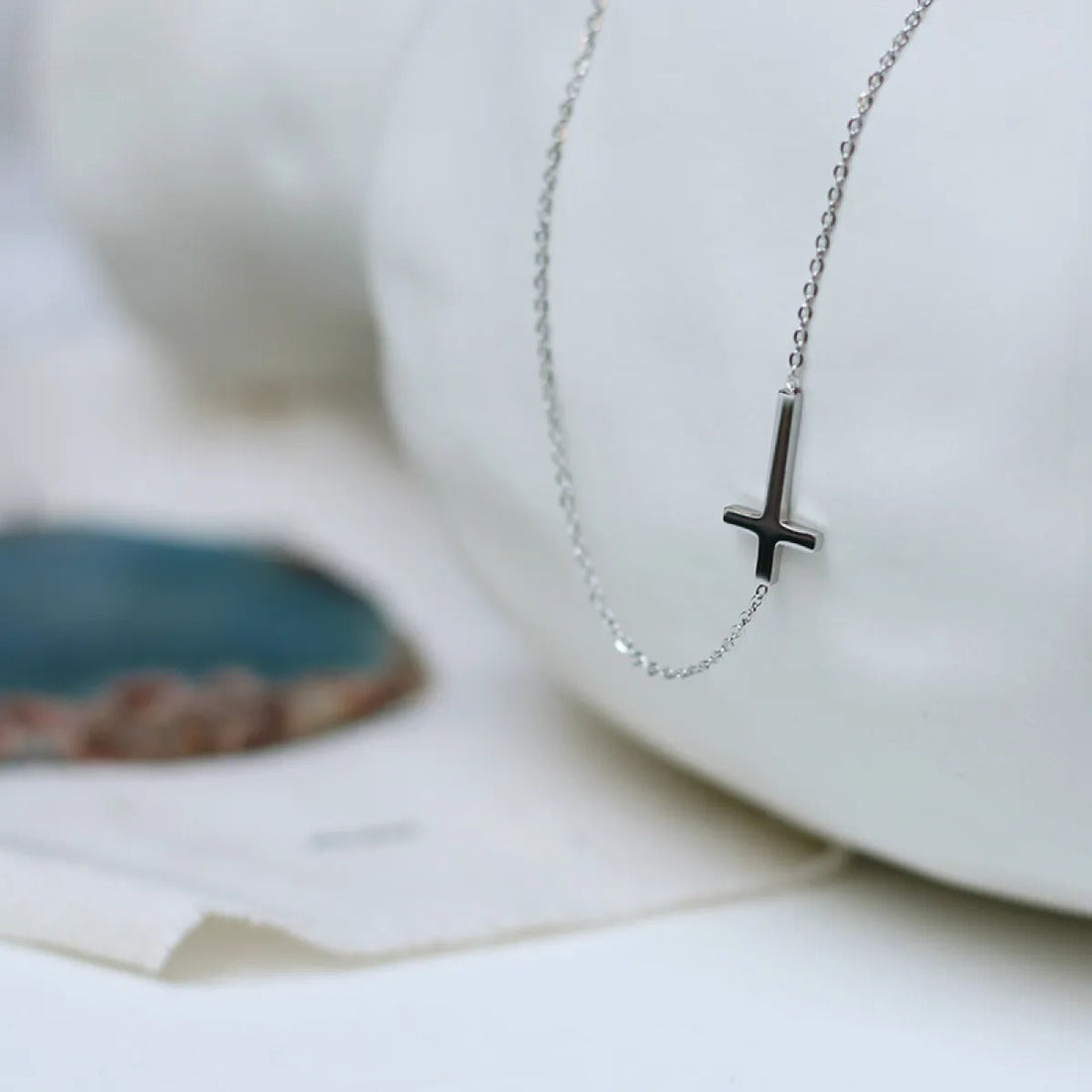 Nelly – Minimalist Cross Chain in Gold