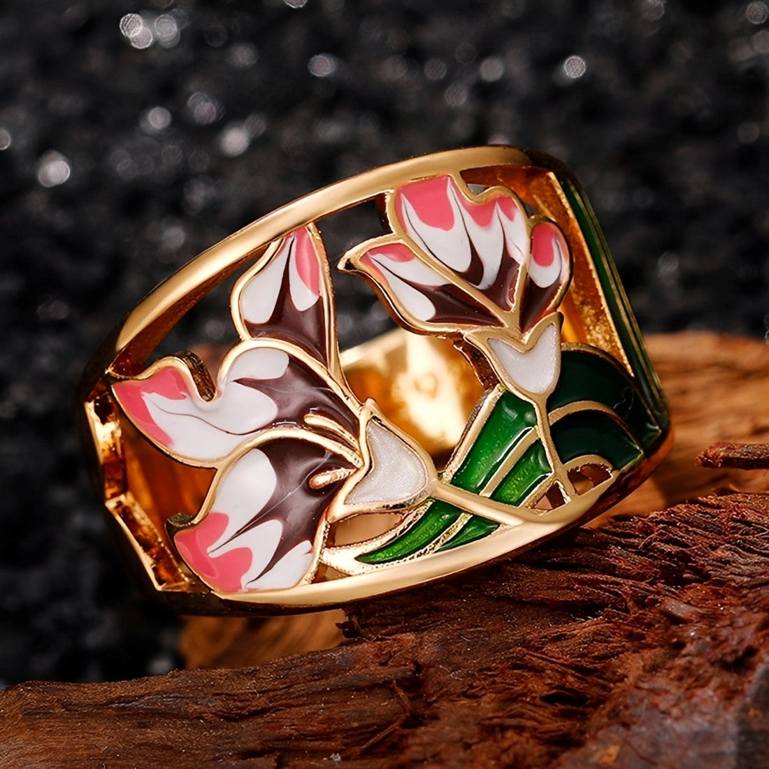 Cess – Enamelled gold ring featuring flowers in a vintage design