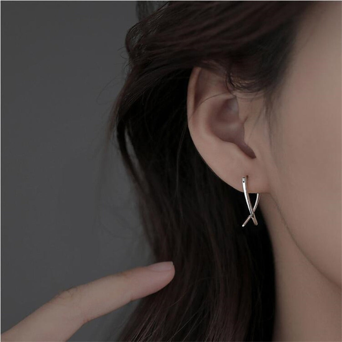 Emilie – Earrings with stylish crossed lines