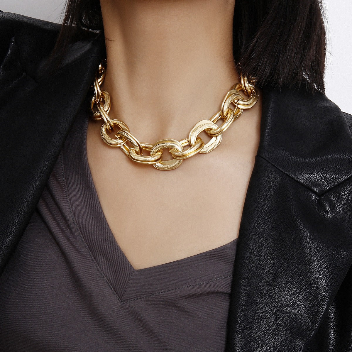 Alessia – Necklace featuring wide golden links