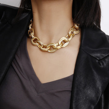 Alessia – Necklace featuring wide golden links