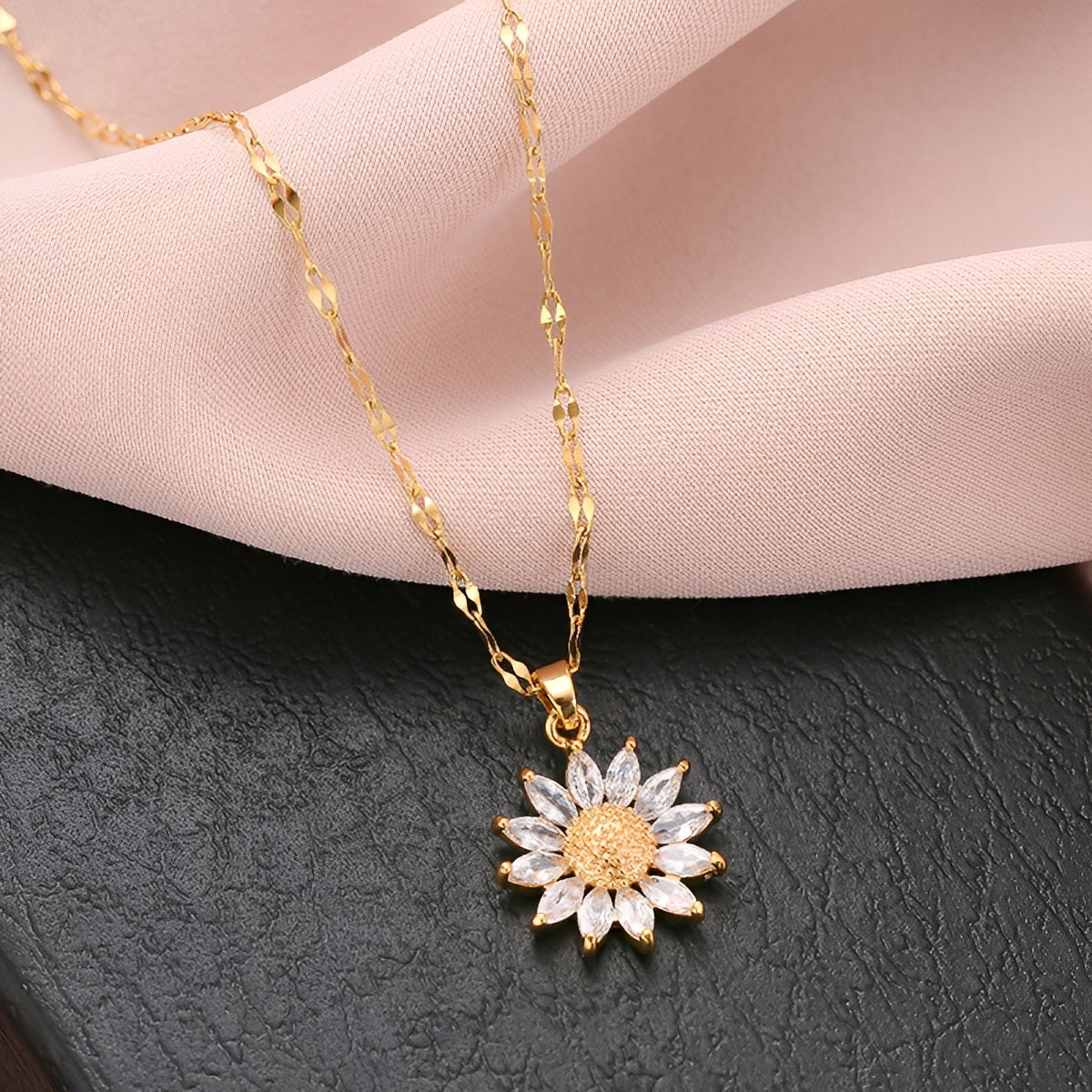 Manon – Necklace Sunflower Radiant in Gold