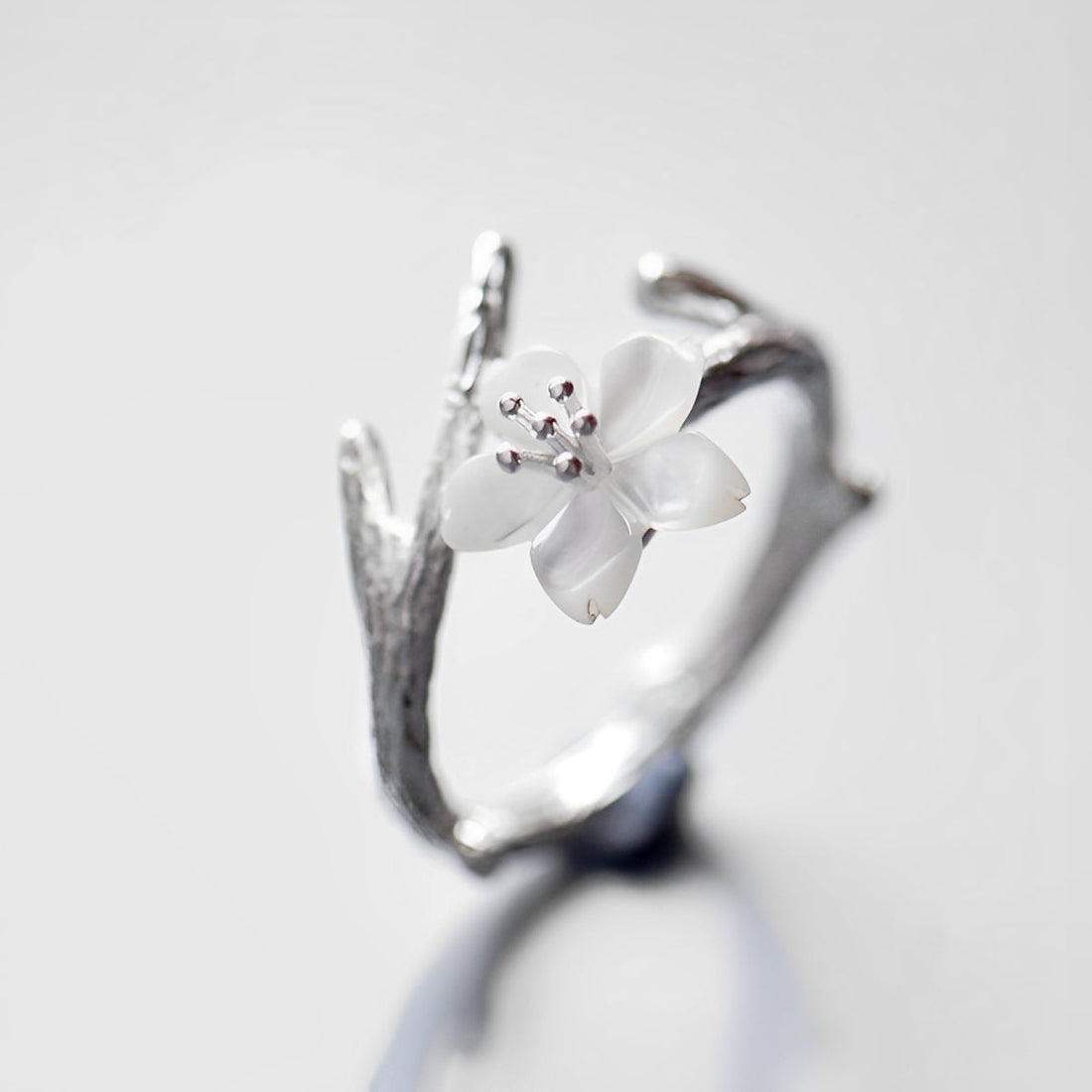 Lilou – Adjustable Vintage Ring Featuring a White Flower