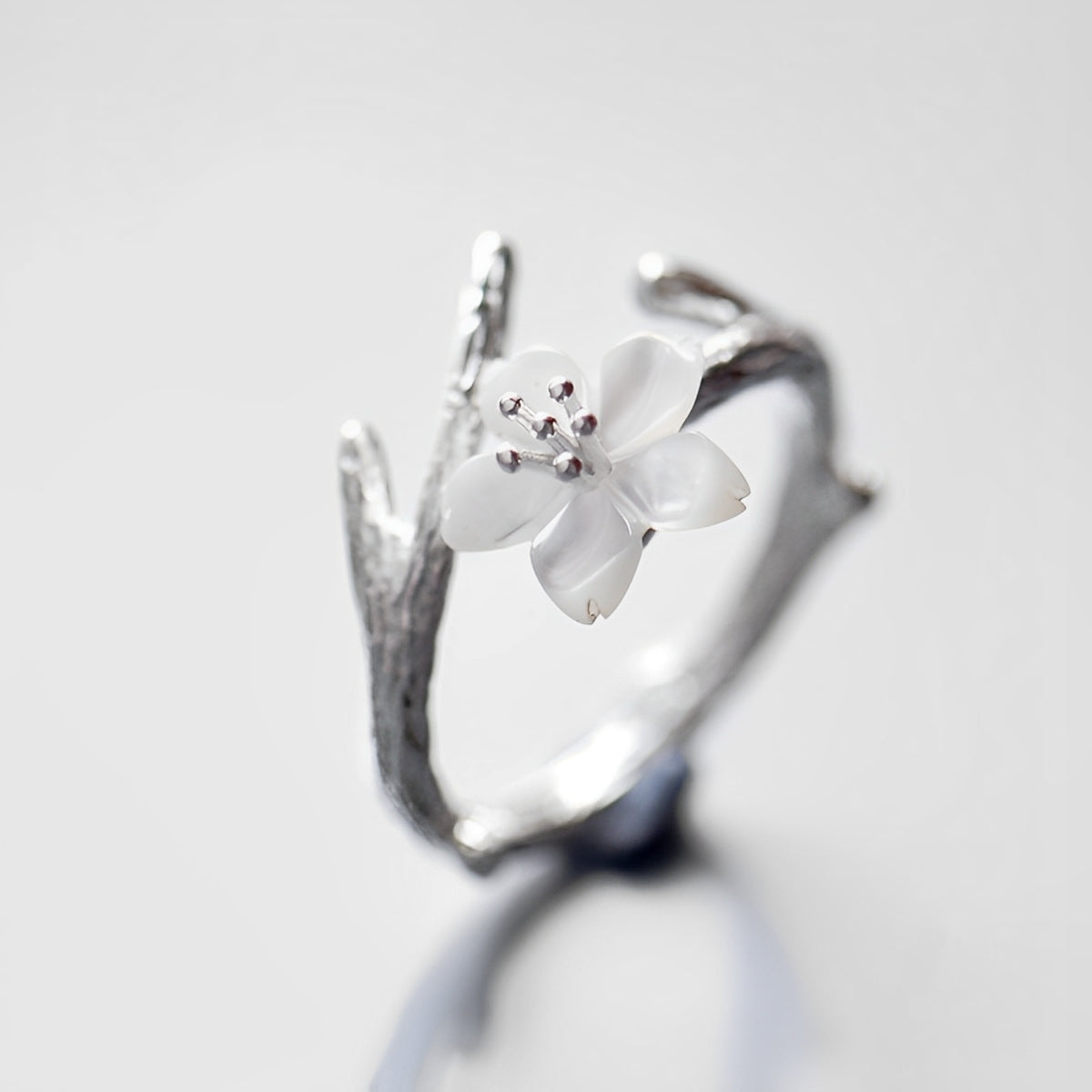 Lilou – Adjustable Vintage Ring Featuring a White Flower