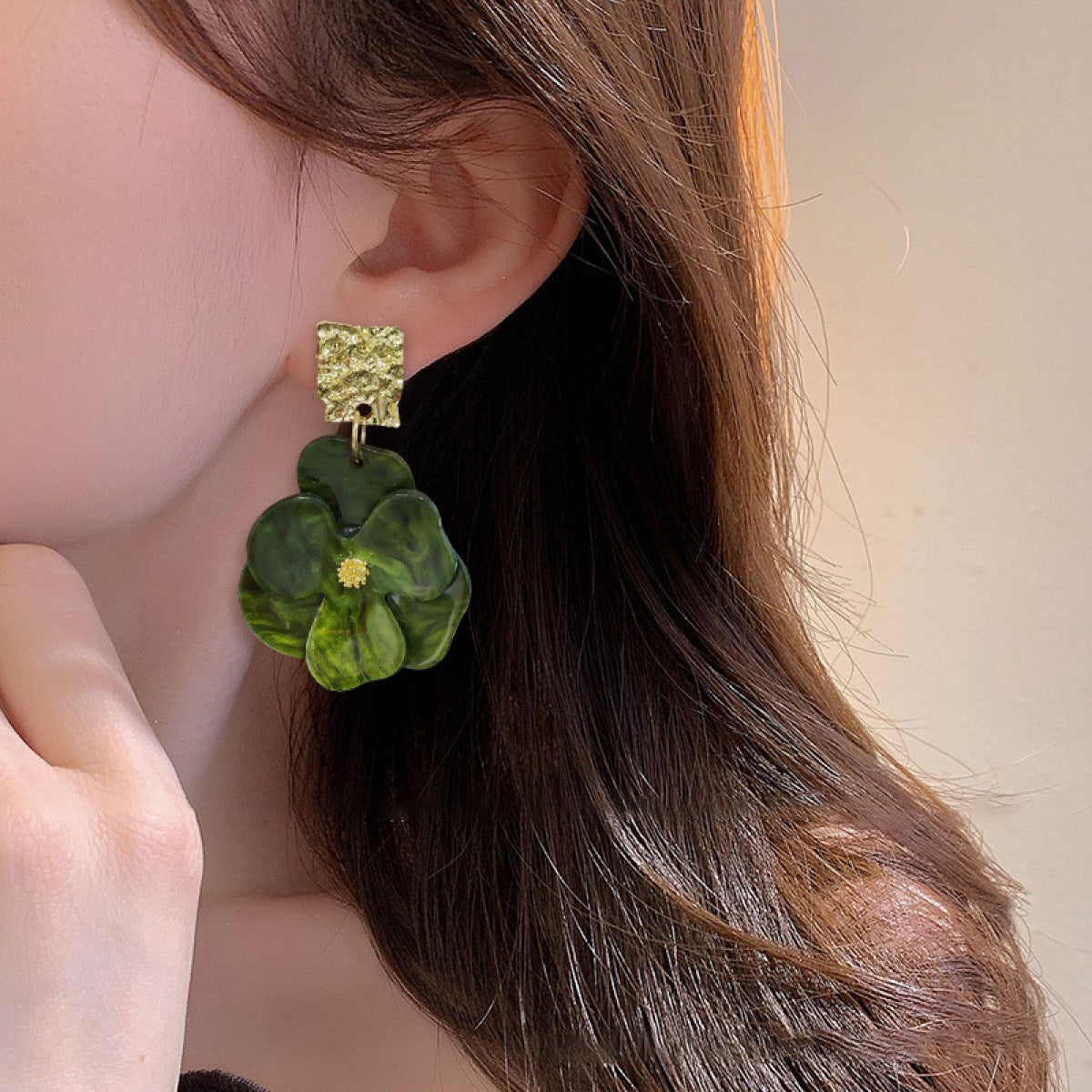 Kai – Hanging Flower Earrings in Gold