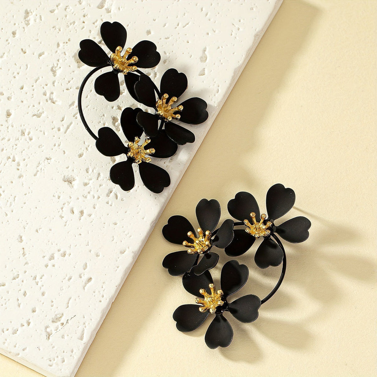 Noelia – Vintage Hanging Earrings Black Flower
