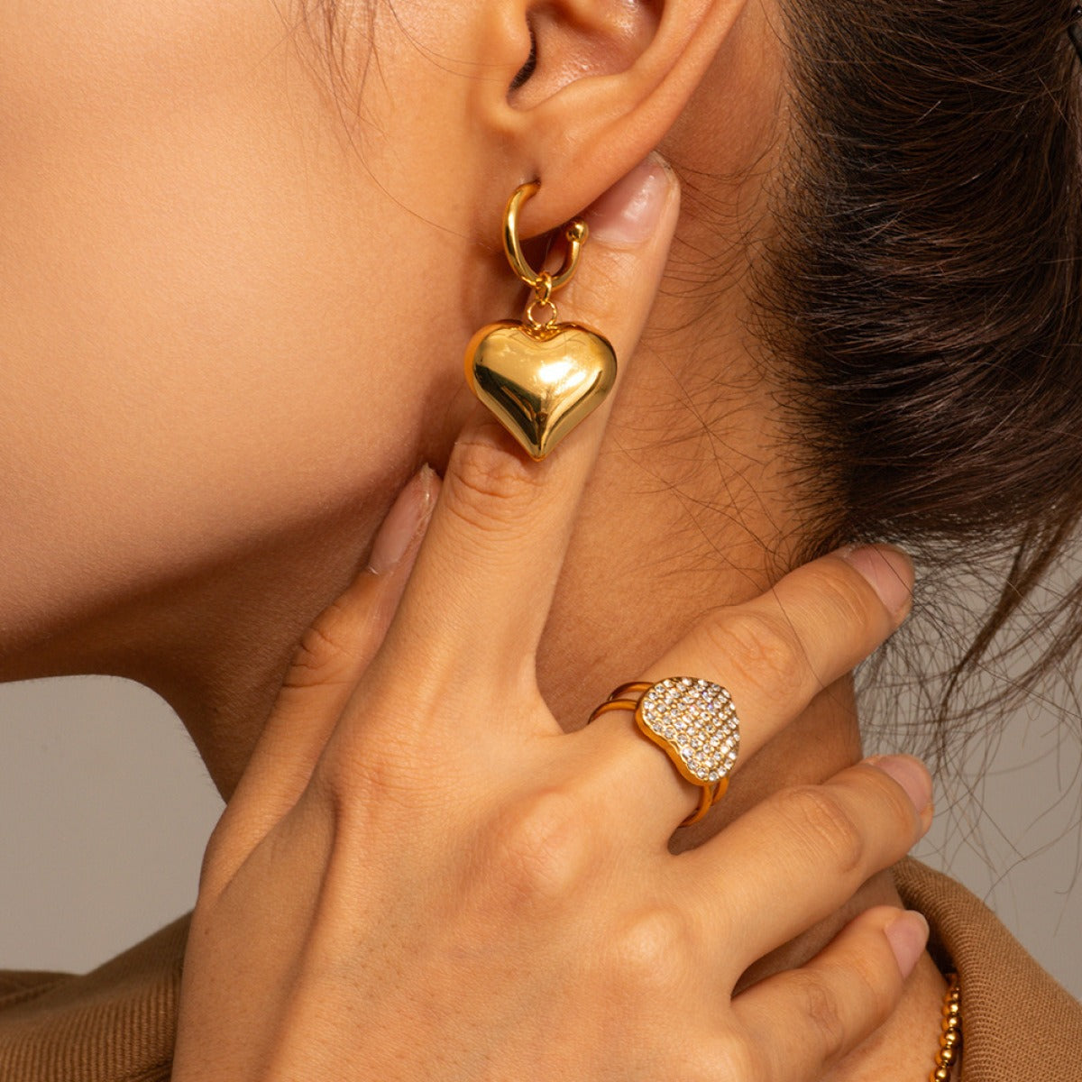 Liza – Hanging Heart Earrings in Gold