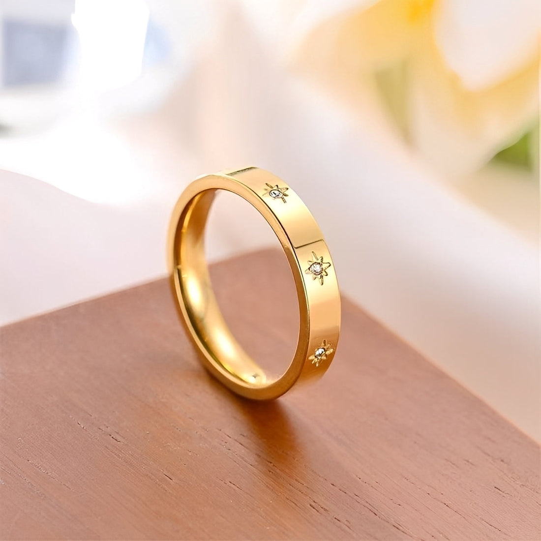 Nova – Gold ring featuring sparkling stars