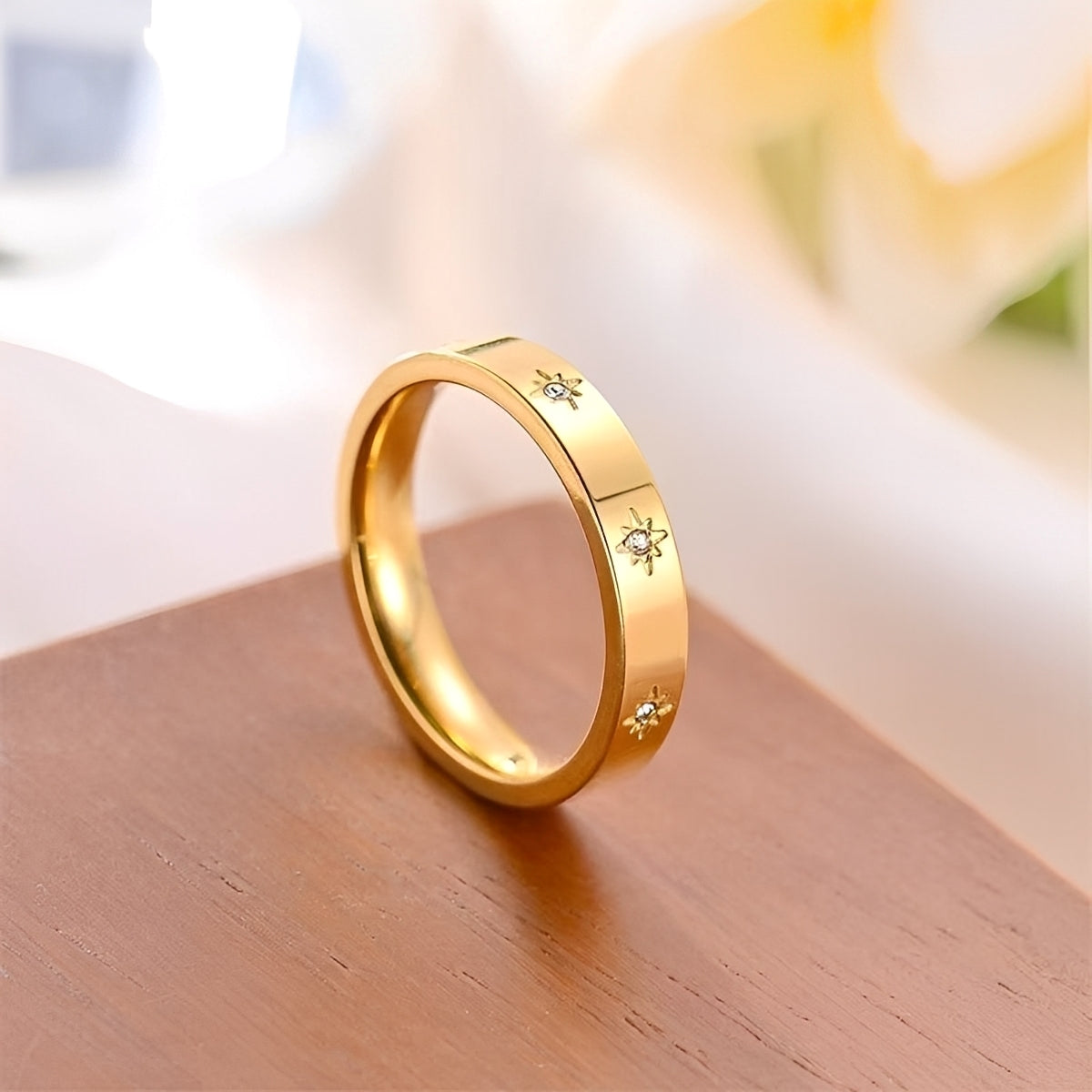 Nova – Gold ring featuring sparkling stars