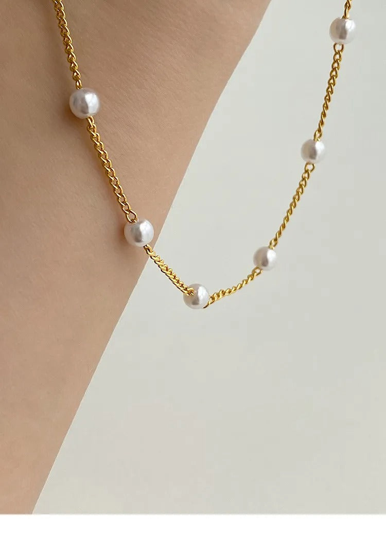 Yvaine – Pearl Necklace with Gold Decoration