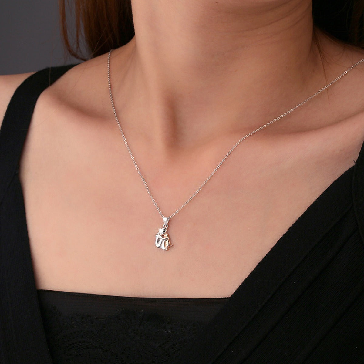 Licht – Necklace featuring an embrace pendant