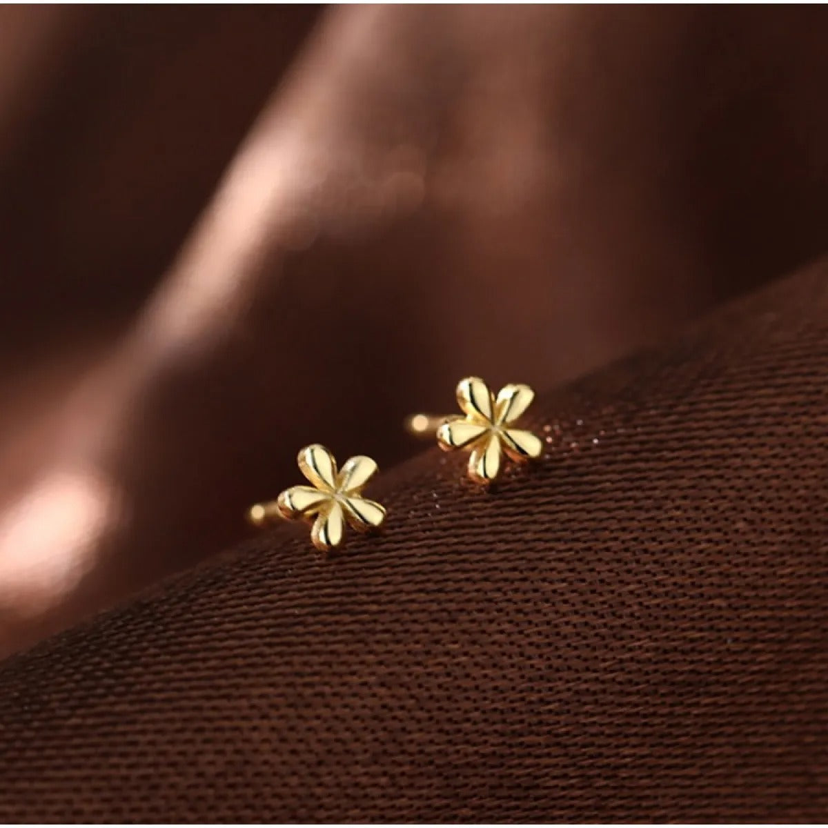 Lily – Small Earrings Crafted from Gold