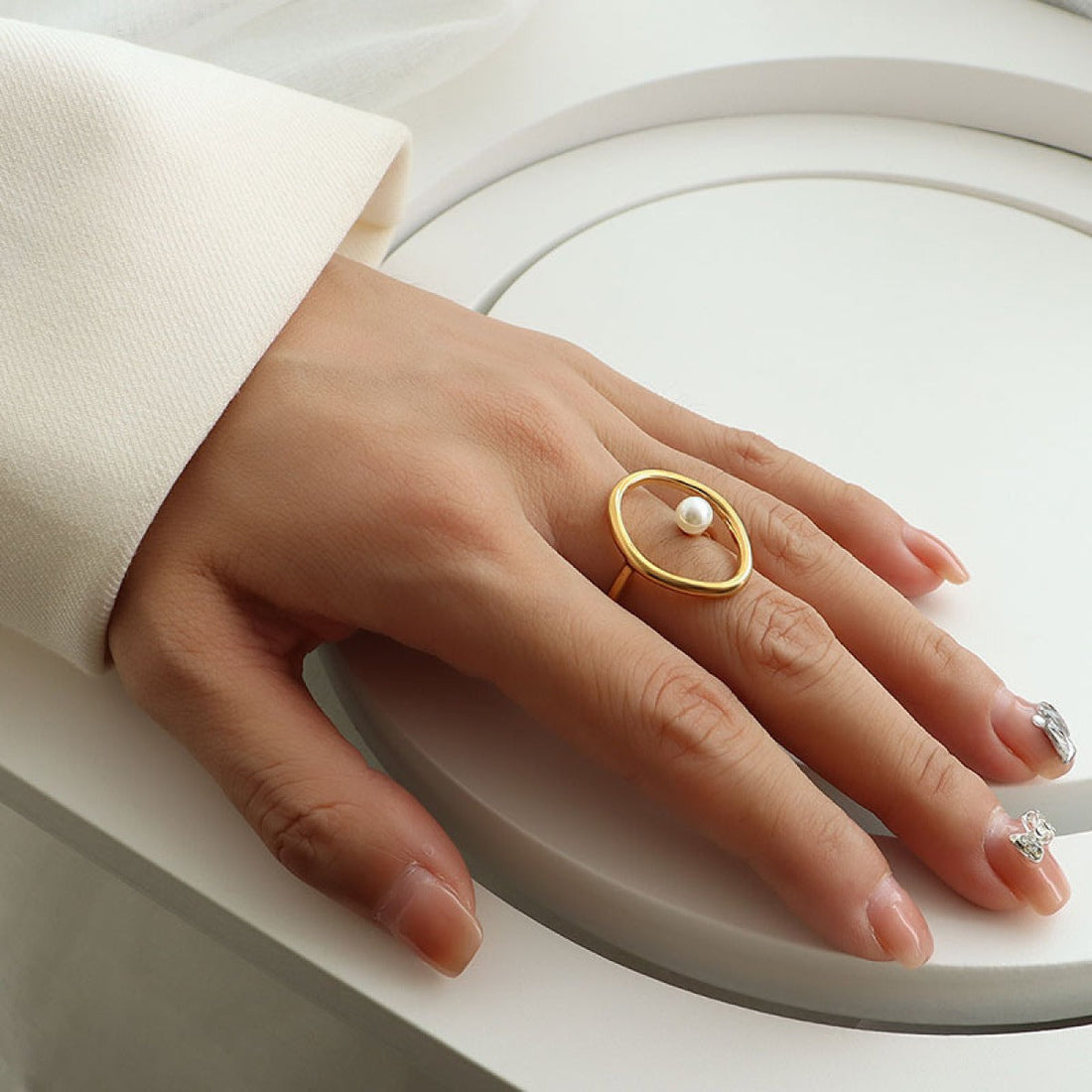 Rana – Gold Ring Featuring Oval Pearl