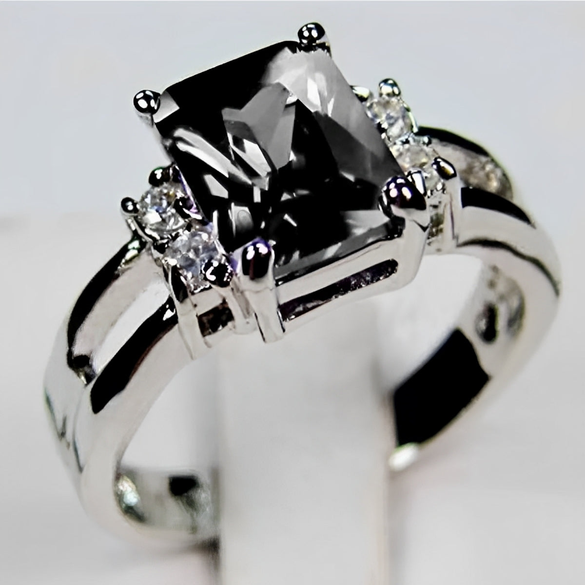 Ravenna – Vintage ring featuring a shimmering onyx