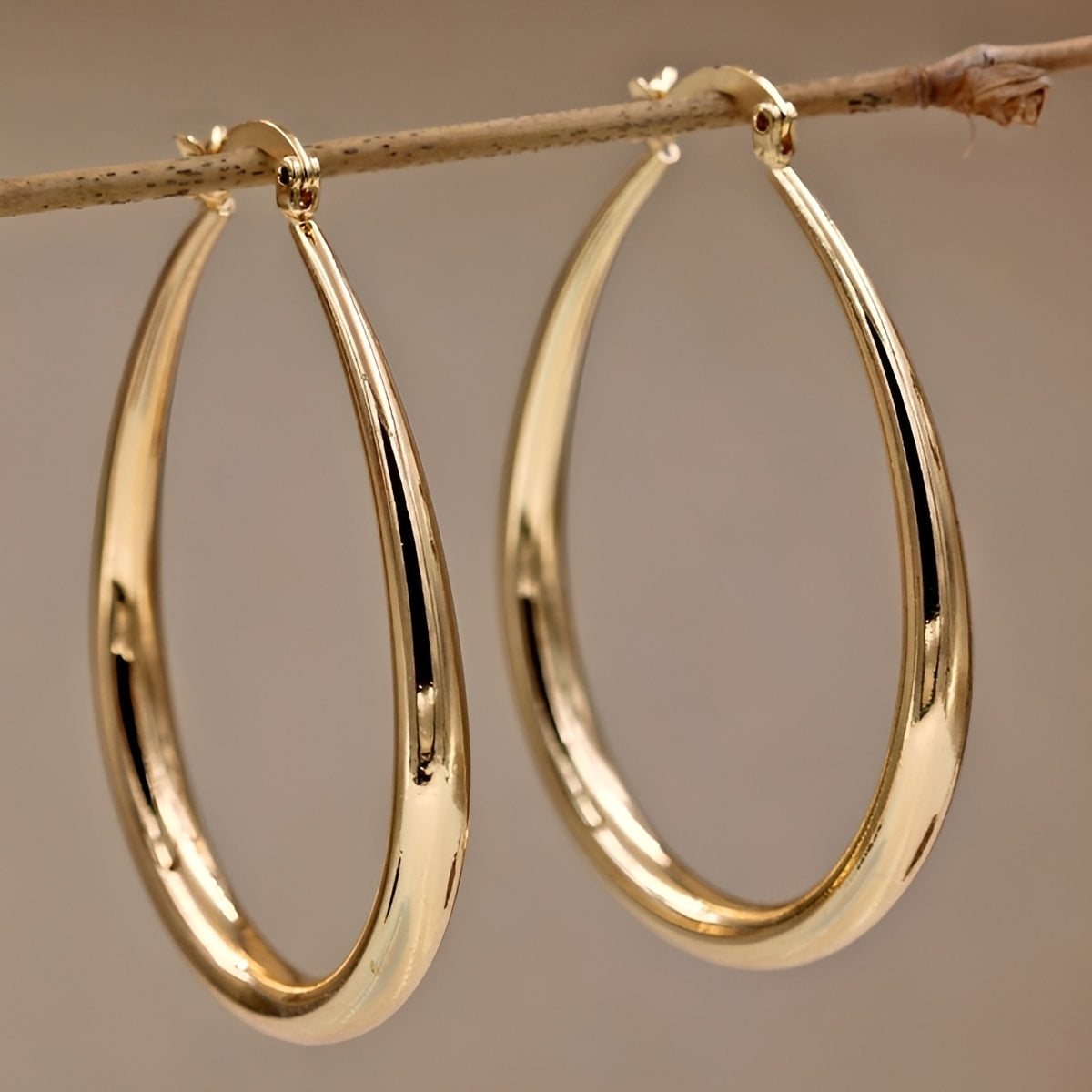 Elysse – Trendy Hoops in Gold
