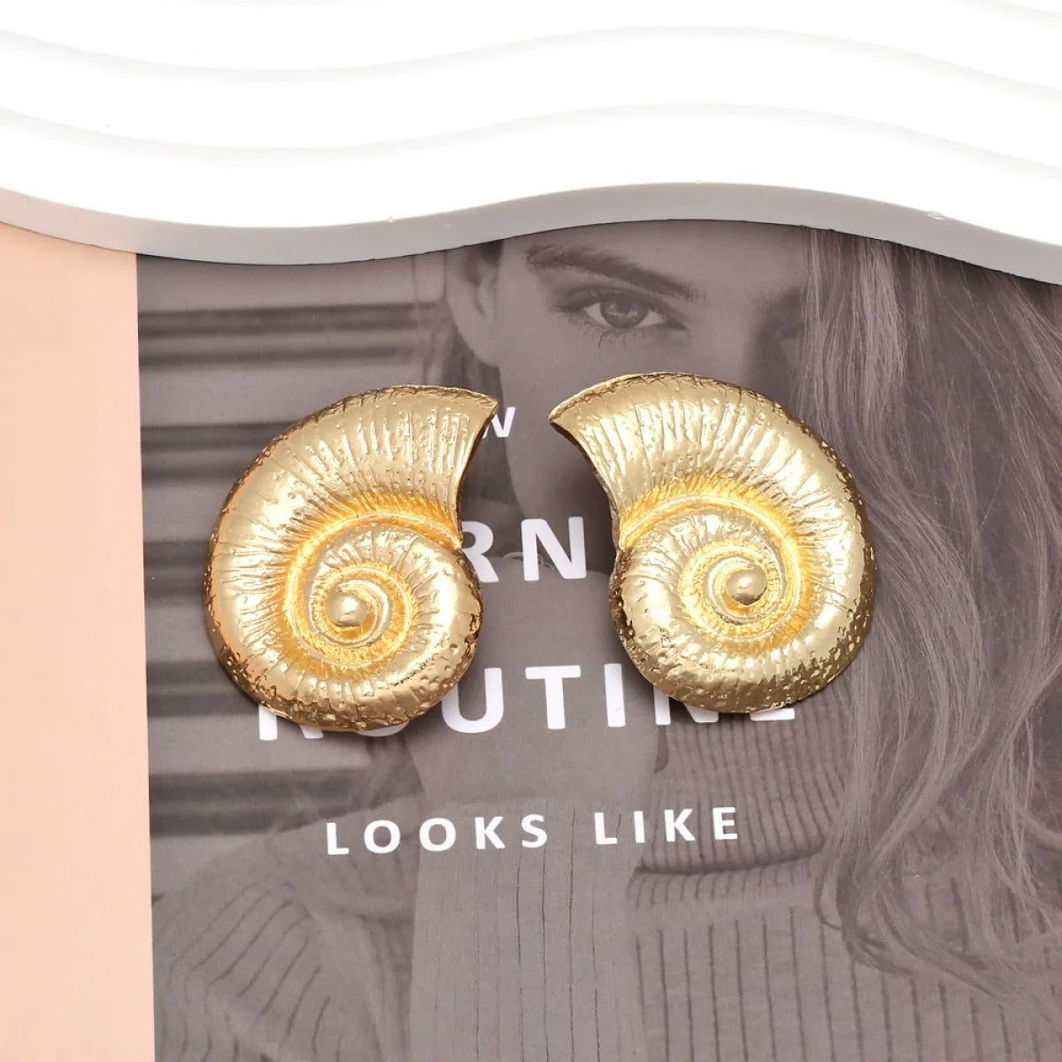 Pia – Chic Shell Earrings