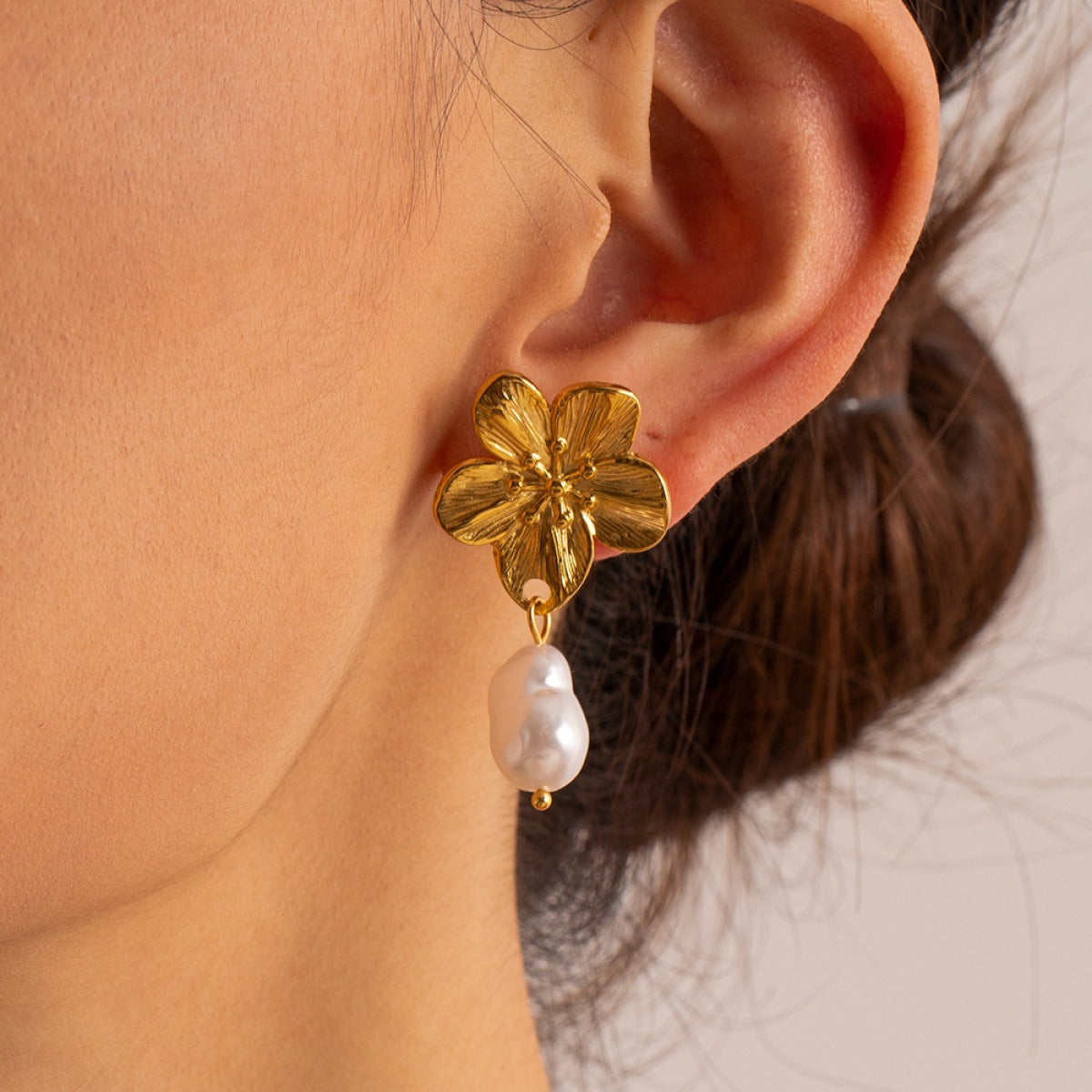 Ember – Earrings Flower Design with Golden Pearls