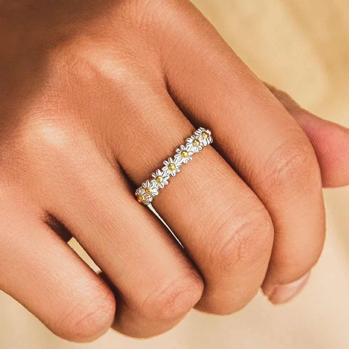Dahliana – Daisy Ring in Adjustable Silver with Hand-Painted Enamel
